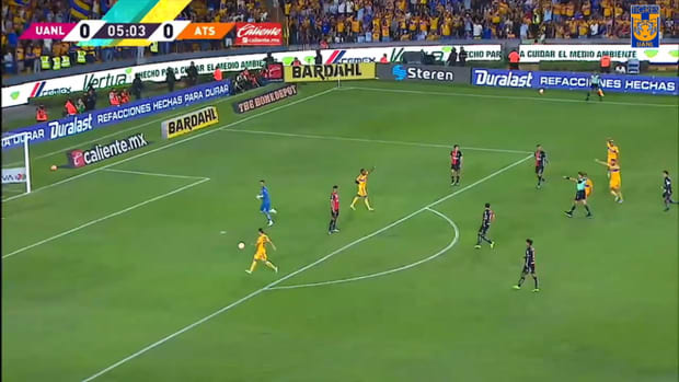 Bizarre handball outside the penalty box from Atlas' goalkeeper
